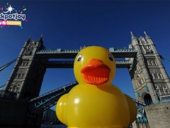 Giant 50-foot rubber duck floating down the River Thames in London [Video]