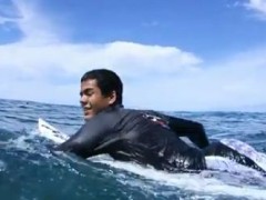 Blind Surfer Confront His Abilities in One of the Heaviest Waves (Video)