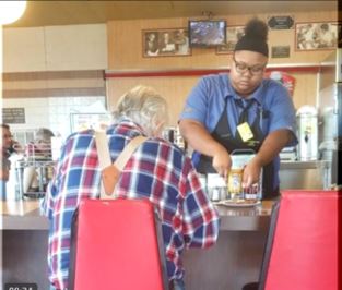 Waffle House Waitress’s Act of Kindness Goes Viral, Earns Her $16,000 Scholarship